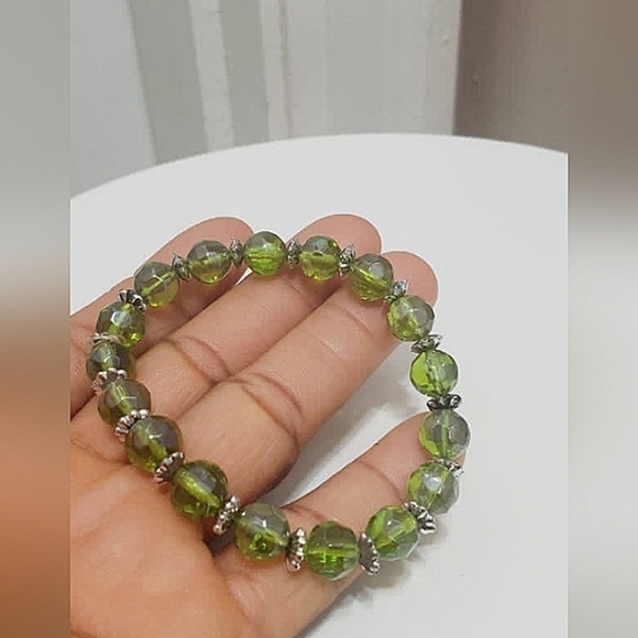 A Funky Chunky Green Stretch Bead Bracelet. 🌴 - Picture 2 of 7
